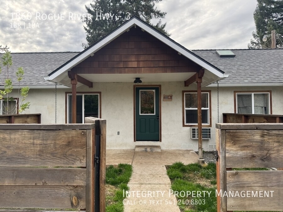 1860 Rogue River Hwy in Grants Pass, OR - Building Photo