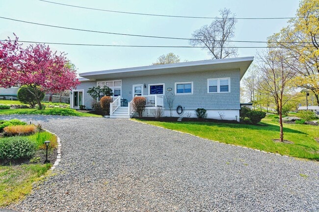 16 Warwick Rd in Gloucester, MA - Building Photo - Building Photo