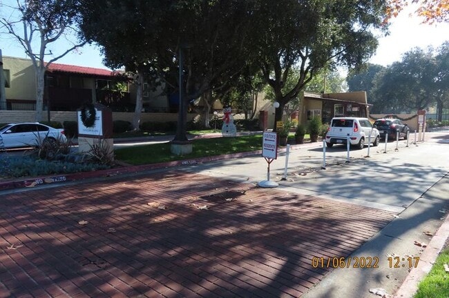 1000 MacArthur Blvd in Santa Ana, CA - Building Photo - Building Photo