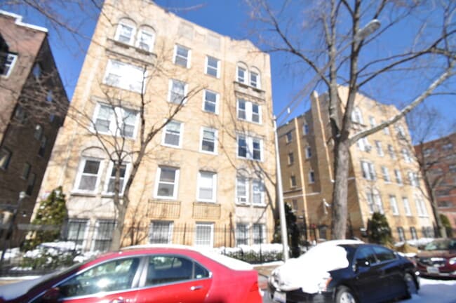 property at 846 W Ainslie St