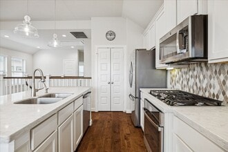 10604 Centre Glade Dr in Houston, TX - Building Photo - Building Photo