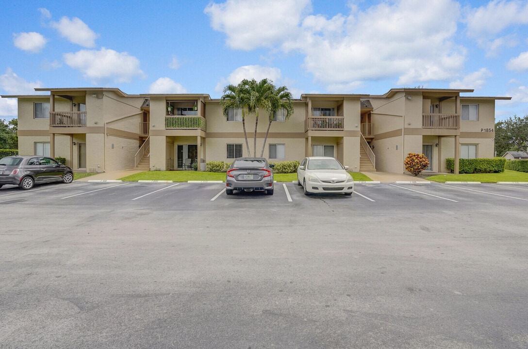 1854 Abbey Rd in West Palm Beach, FL - Building Photo