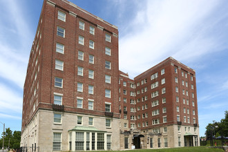 Winston Churchill Apartments in St. Louis, MO - Building Photo - Building Photo