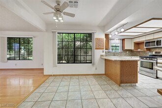 5240 Las Cruces Dr in Las Vegas, NV - Building Photo - Building Photo