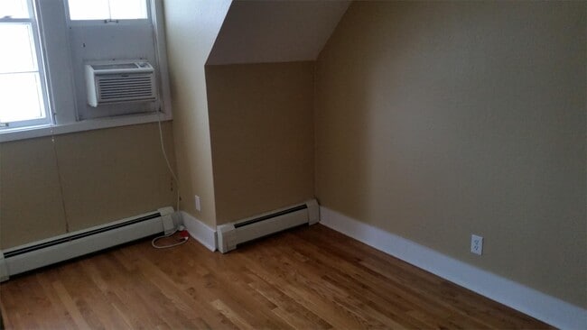 932 E College St in Iowa City, IA - Building Photo - Building Photo