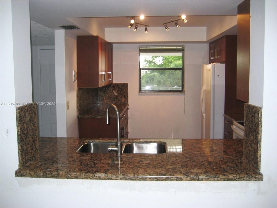 16051 Blatt Blvd in Weston, FL - Building Photo