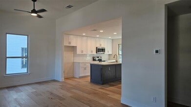 502 Walker St in Smithville, TX - Building Photo - Building Photo