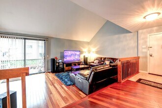 572 Sanderling Ct in Secaucus, NJ - Building Photo - Building Photo