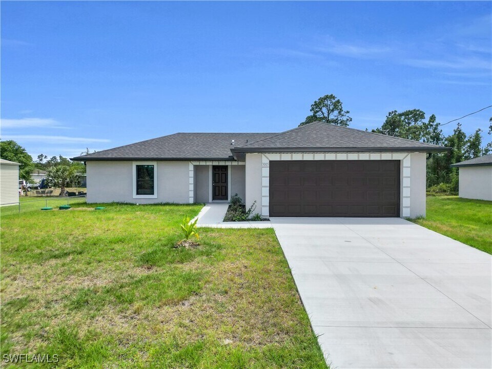 3007 53rd St W in Lehigh Acres, FL - Foto de edificio