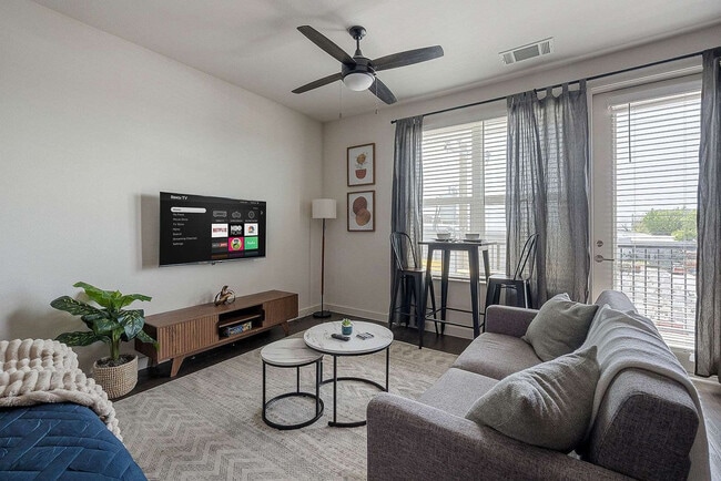 2232 Empire Central Dr, Unit SI ID1520125P in Dallas, TX - Building Photo - Building Photo