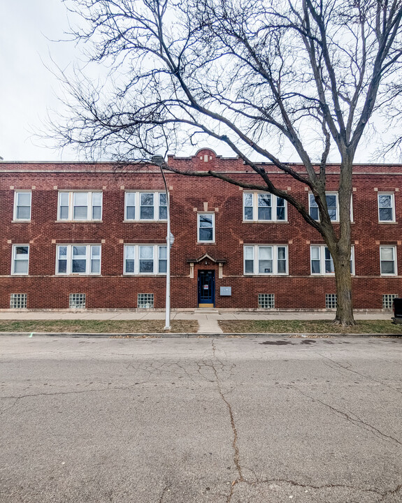 3010 W Cullom Ave in Chicago, IL - Building Photo