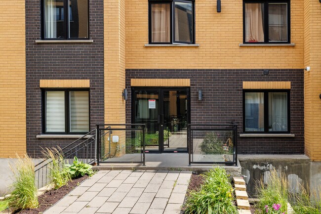 11889 Lachapelle Rue in Montréal, QC - Building Photo - Building Photo