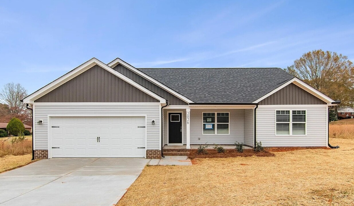 2026 Lakeside Ln in Conover, NC - Building Photo