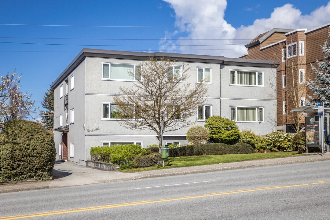 2625 Lonsdale Av in North Vancouver, BC - Building Photo