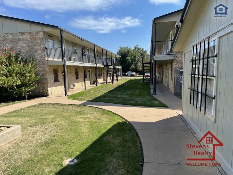 1502 NW Kingsbury Ave in Lawton, OK - Building Photo