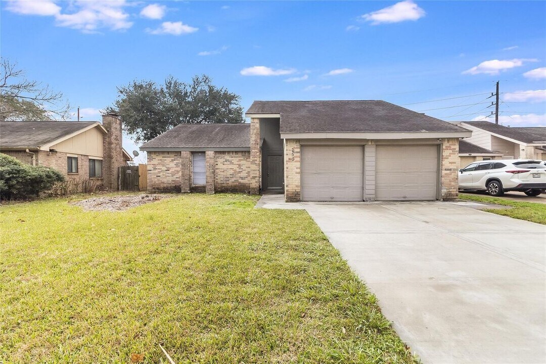 2530 Long Reach Dr in Sugar Land, TX - Building Photo