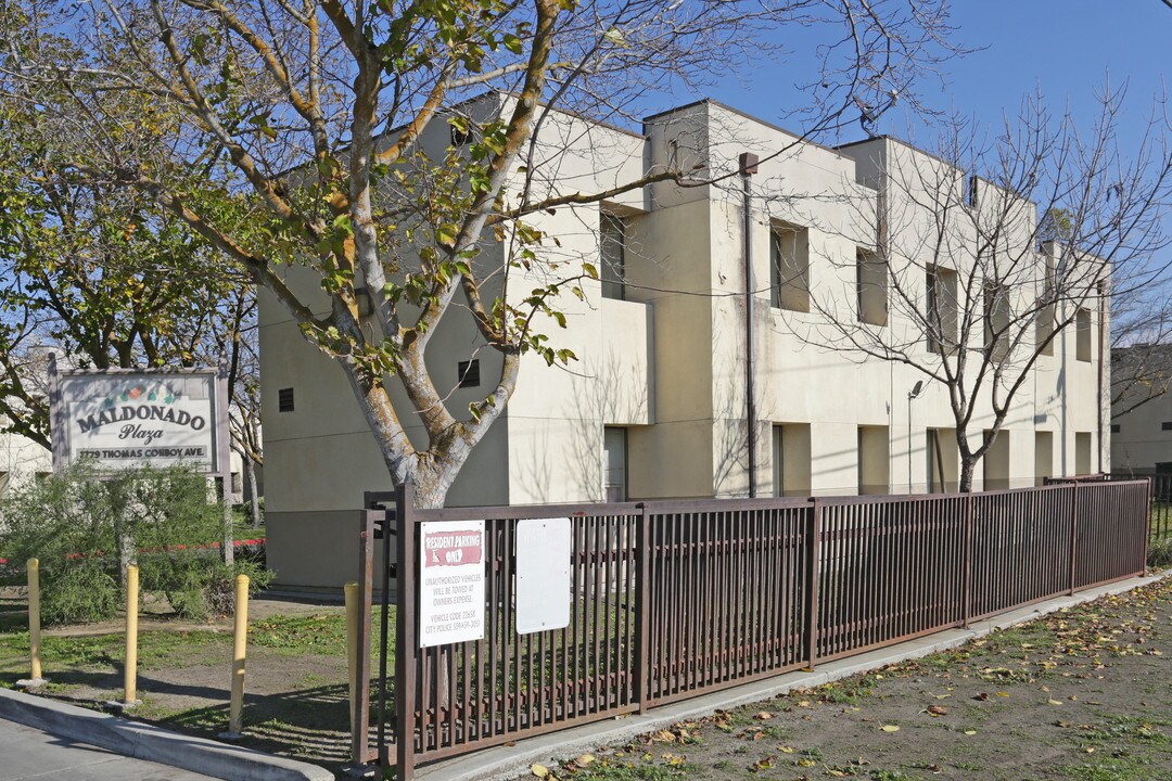 Maldonado Plaza in Firebaugh, CA - Foto de edificio