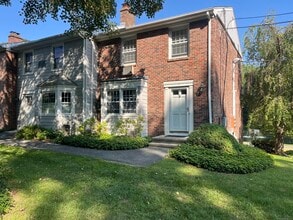 1 Silvermine Manor in Brookfield, CT - Foto de edificio - Building Photo
