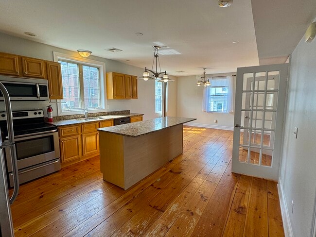 15 Ames St, Unit 2 in Providence, RI - Foto de edificio - Building Photo
