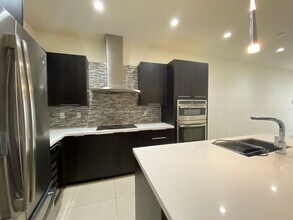 6415 NW 102nd Path in Doral, FL - Building Photo - Building Photo