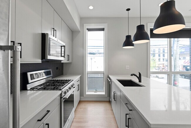 1050 W Cornelia Ave, Unit 402 in Chicago, IL - Building Photo - Building Photo