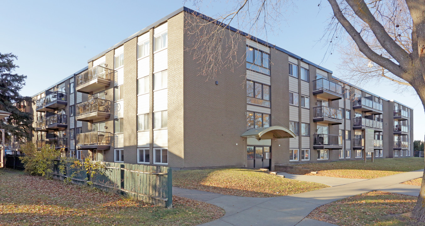 Marguerite Manor in Edmonton, AB - Building Photo