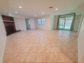 74 Coventry Rd, Unit 2 in Stamford, CT - Building Photo - Building Photo