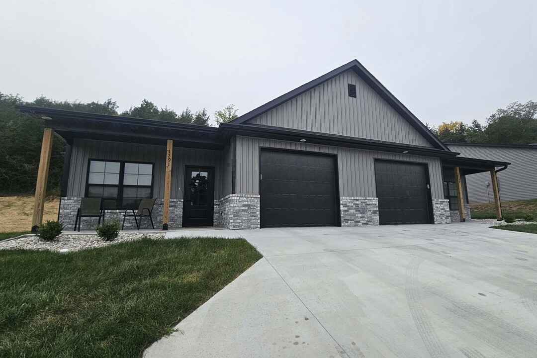 1351 Autumn Ridge Dr in Holts Summit, MO - Building Photo