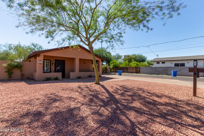 1001 E Clarendon Ave in Phoenix, AZ - Foto de edificio - Building Photo