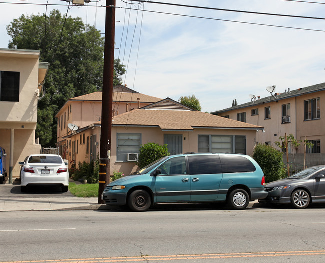 15947 Vanowen St in Van Nuys, CA - Building Photo - Building Photo