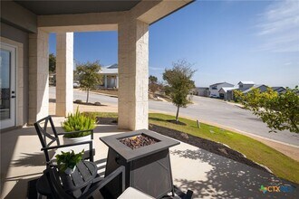 727 Mission Trail in New Braunfels, TX - Foto de edificio - Building Photo