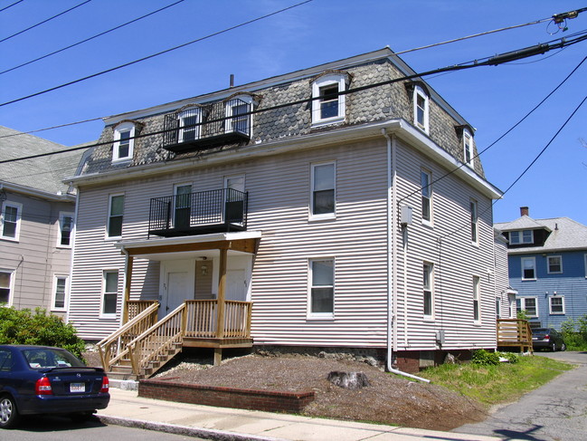 69-71 Cedar St in Malden, MA - Foto de edificio - Building Photo