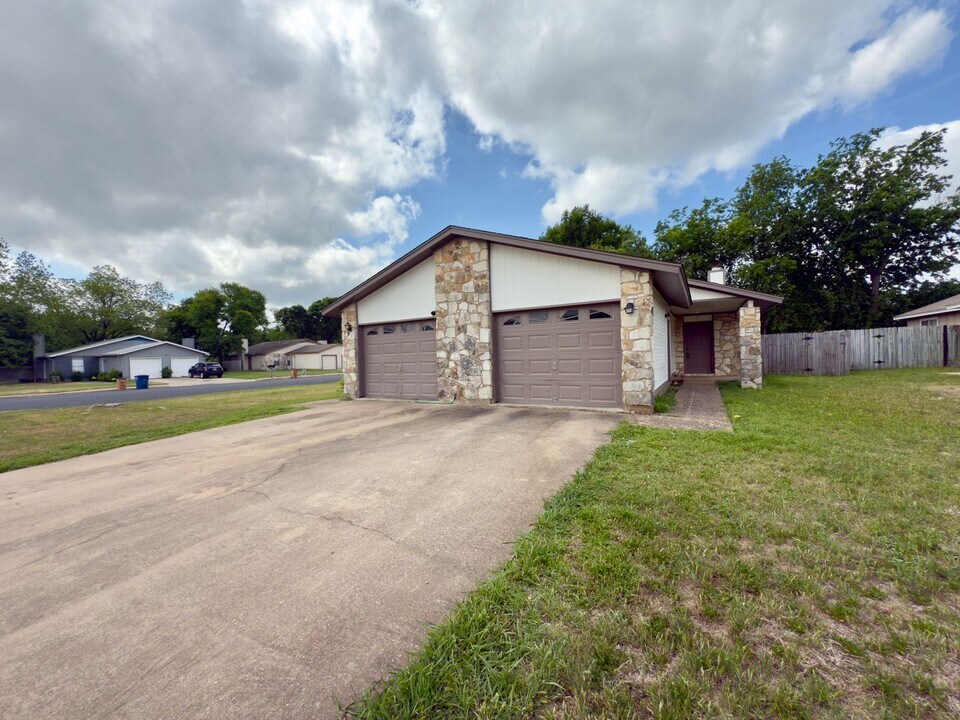 8701 Piney Point Dr-Unit -B in Austin, TX - Building Photo