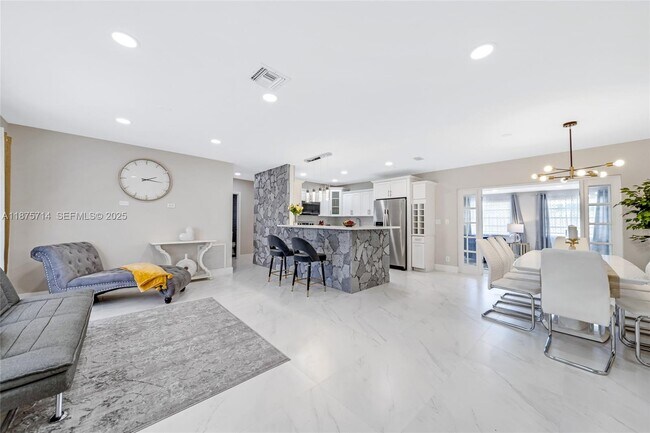 241 Oceanic Ave in Lauderdale-by-the-Sea, FL - Foto de edificio - Building Photo