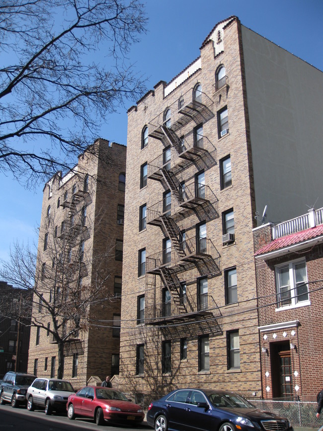 25-74 33rd Street in Long Island City, NY - Foto de edificio - Building Photo