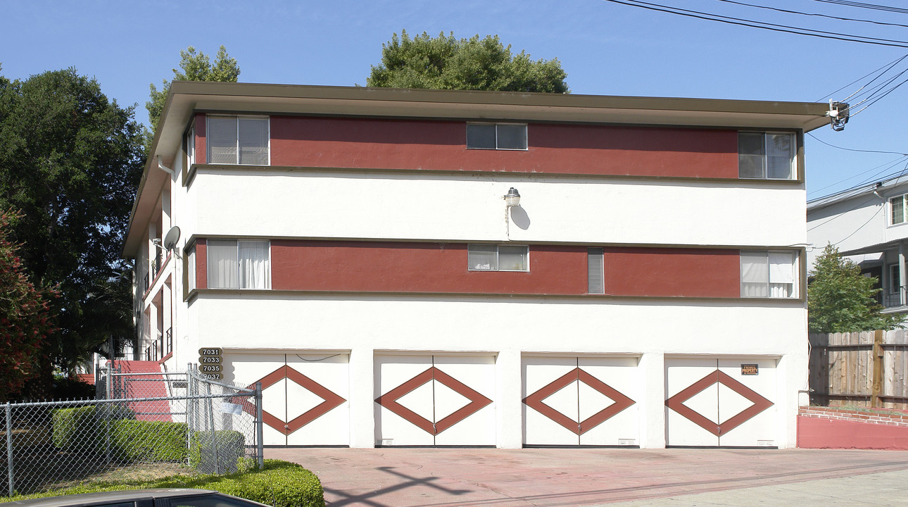 7031-7037 Lacey Ave in Oakland, CA - Foto de edificio