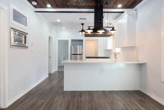 560 W Highland Blvd in San Antonio, TX - Building Photo - Building Photo