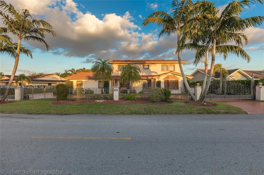 19701 W Oakmont Dr in Hialeah, FL - Building Photo