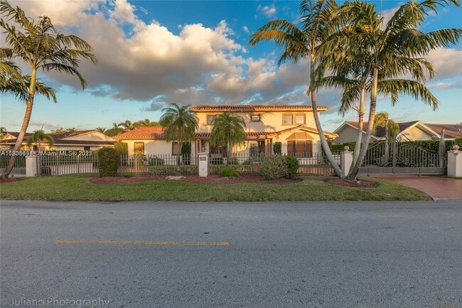 property at 19701 W Oakmont Dr