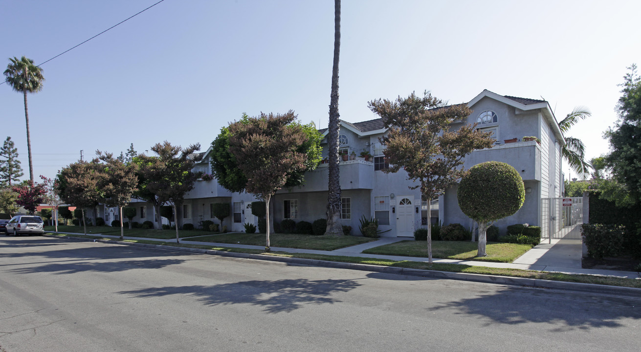 Fairhaven Heights Apartments in Anaheim, CA - Building Photo