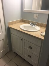 11 Monroe Ave, Unit 2 in Bristol, RI - Building Photo - Building Photo