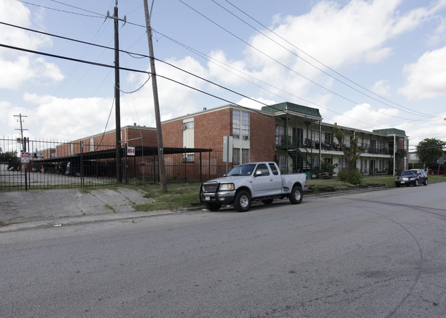 Fiesta Plaza Apartments in Houston, TX - Building Photo - Building Photo