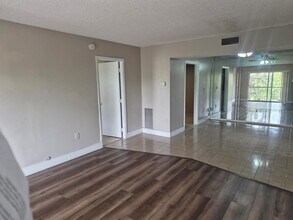 4166 Inverrary Dr, Unit 403 in Lauderhill, FL - Building Photo - Building Photo