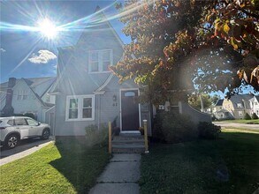 61 Warwick Ave in Cranston, RI - Building Photo - Building Photo