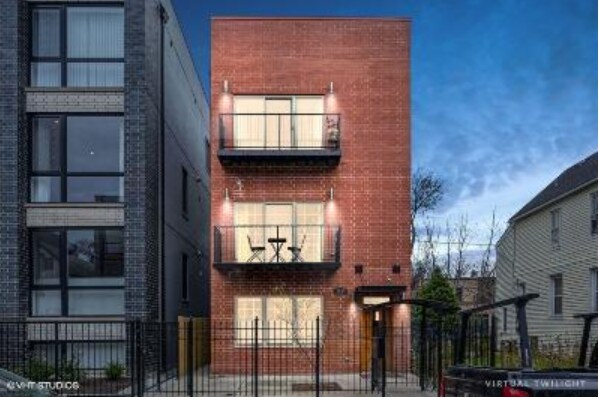 3037 W Lyndale St in Chicago, IL - Building Photo
