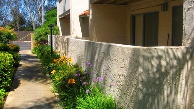 Black Mountain Villas in San Diego, CA - Building Photo - Building Photo