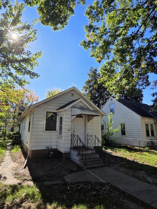 2104 Reaney Ave E in St. Paul, MN - Building Photo
