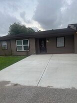 2413 9th Ave N in Texas City, TX - Building Photo