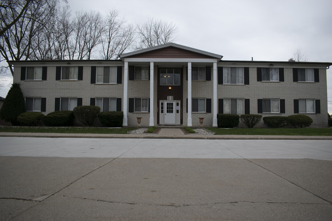 Northwood Manor in Madison Heights, MI - Building Photo