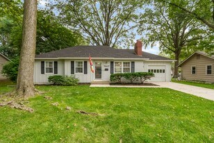 7917 W 92nd Pl in Overland Park, KS - Building Photo